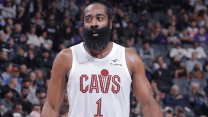 开云-哈登上半场13投仅3中，三分4中1得到7分2篮板2助攻